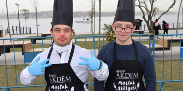 akdemin-kapatilmasina-tepkiler-artarak-devam-ediyor