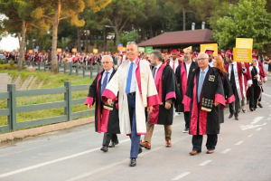 beykoz-universitesinde-mezuniyet-coskusu-yasandi