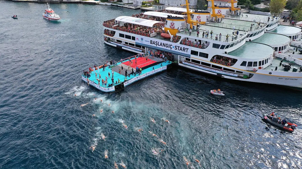 Beykoz’da yüzme yarışı coşkusu! 2800 yüzücü kulaç attı