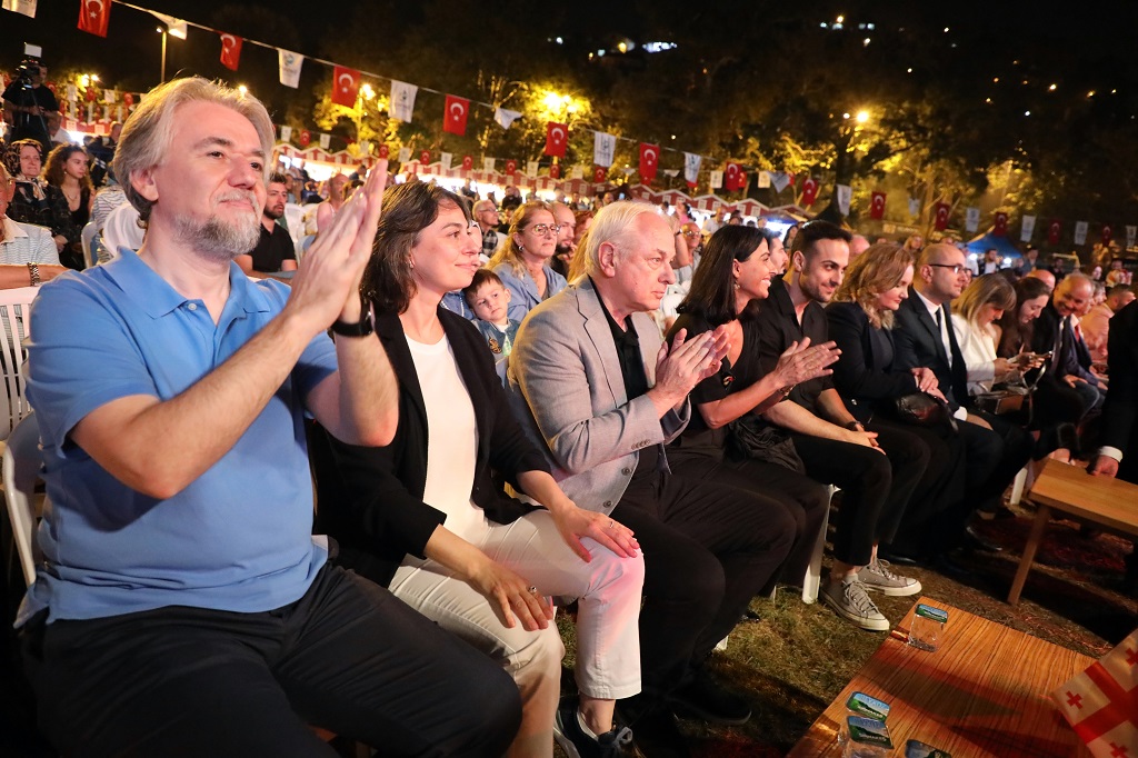 Sinem Dedetaş evlilik yıl dönümünü Beykoz’da kutladı