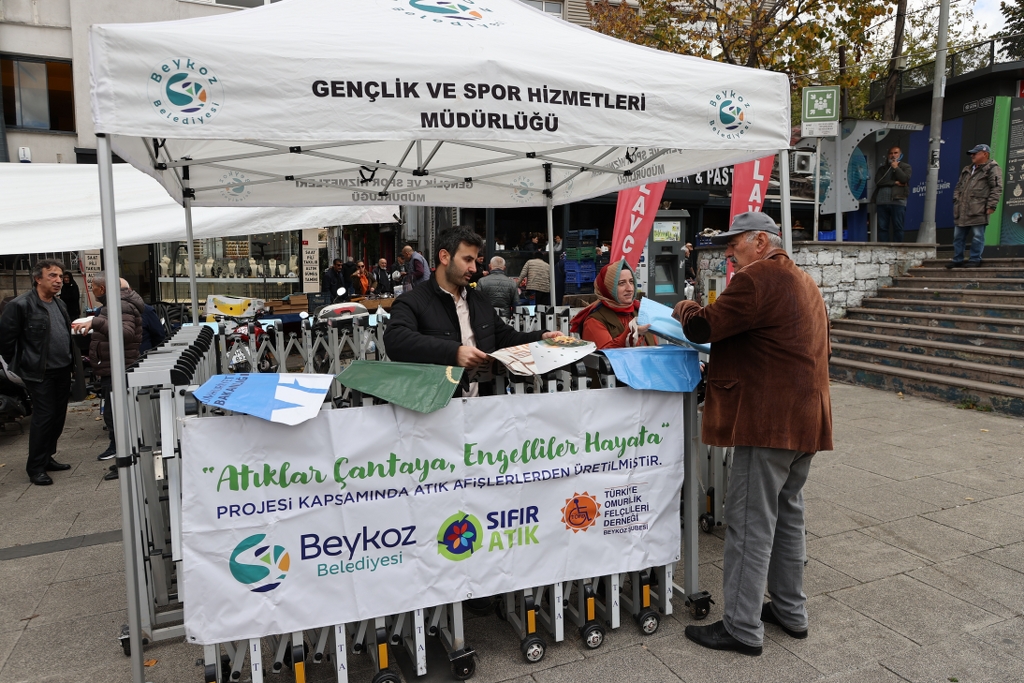 Beykoz’da afişler ücretsiz alışveriş çantasına dönüşüyor!