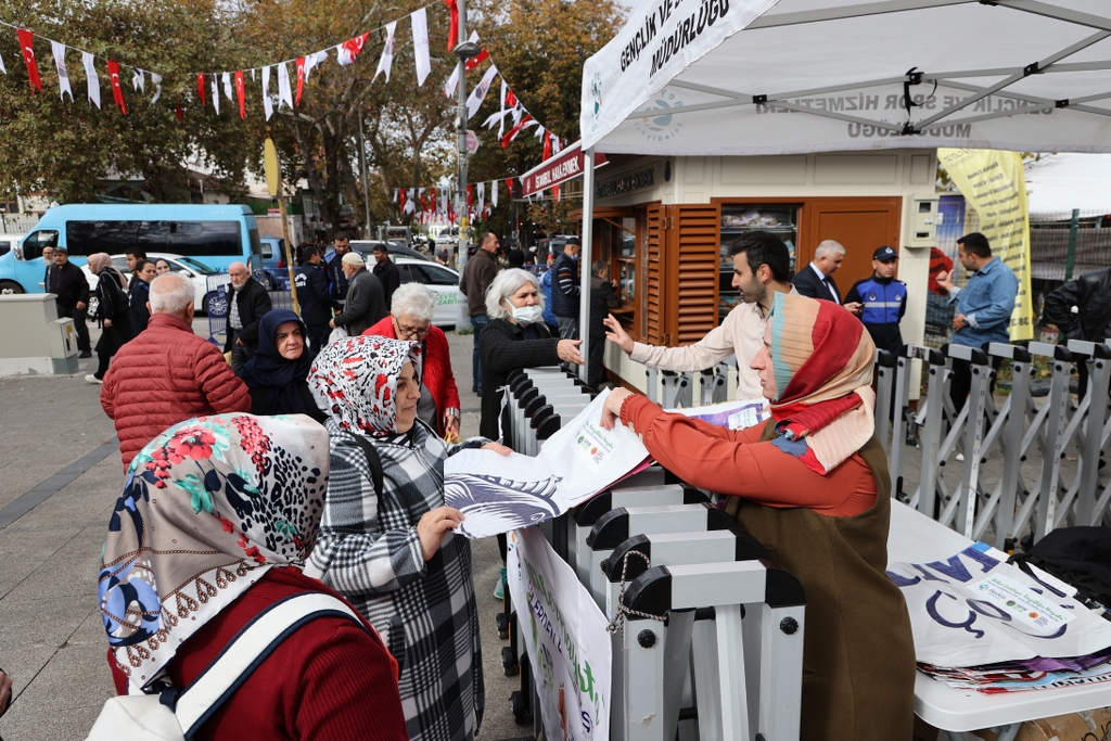 Beykoz’da afişler ücretsiz alışveriş çantasına dönüşüyor!