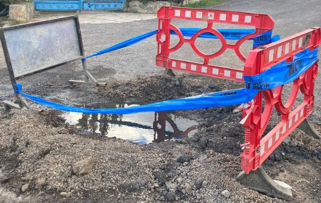 Beykoz’da içi su dolu çukur tehlike saçıyor!