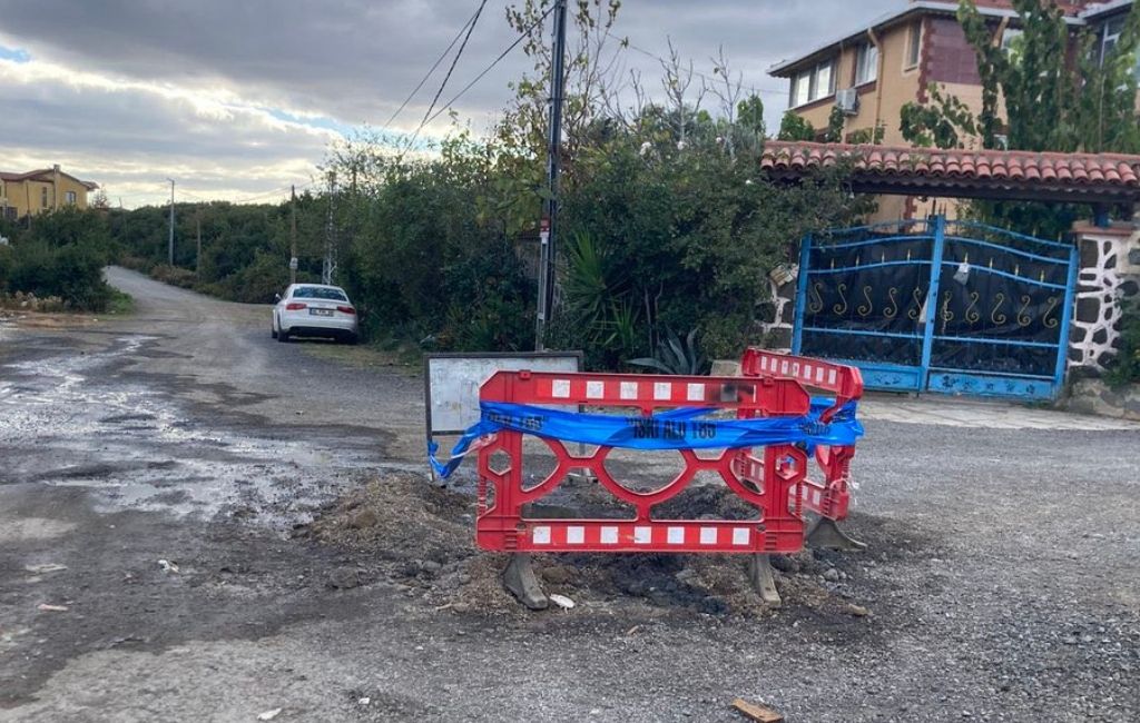 Beykoz’da içi su dolu çukur tehlike saçıyor!