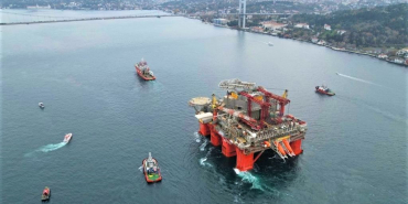 dev-petrol-platformu-beykoz-aciklarindan-gecti