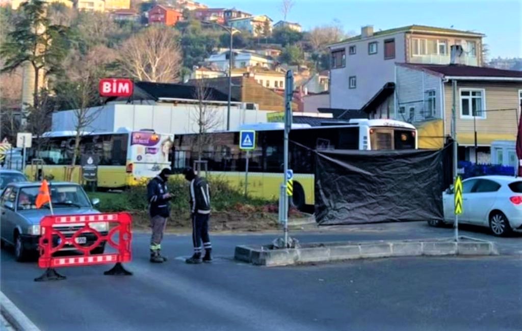 Beykoz Korusu önündeki ağaç budama çalışmaları nedeniyle tek şeride düşen yolda trafik felç oldu.