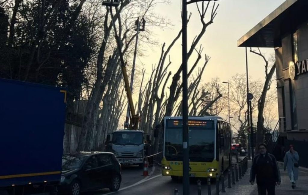 Beykoz Korusu önündeki ağaç budama çalışmaları nedeniyle tek şeride düşen yolda trafik felç oldu.