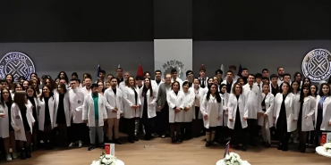 İstanbul Medipol Üniversitesi Tıp Fakültesi birinci sınıf öğrencileri Beykoz Kavacık’taki kampüste beyaz önlüklerini giydi.