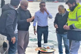 Ünlü fenomen Beykozlu balıkçılara kahvaltı hazırladı! (2)