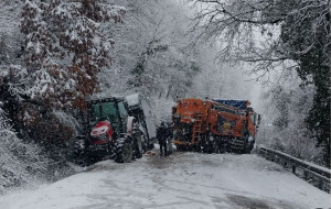Beykoz’da İBB kar küreme aracı kaza yaptı