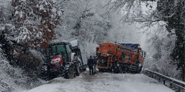 Beykoz’da İBB kar küreme aracı kaza yaptı