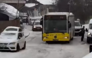 Beykoz’a kar düştü araçlar yolda kaldı