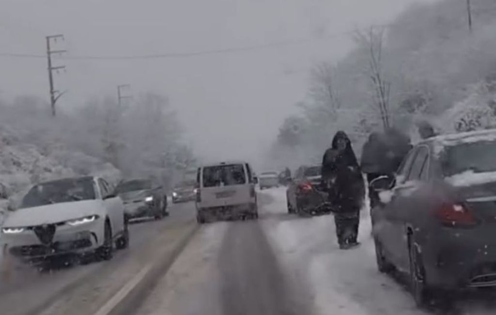 Beykoz'da kar başladı, yollar kapandı