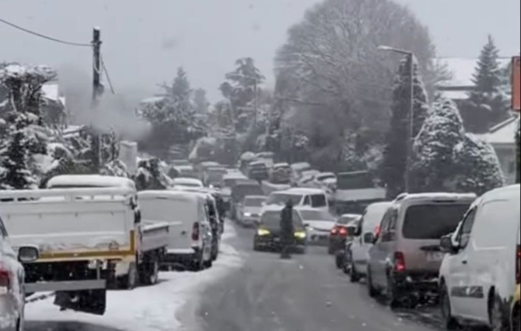Beykoz'da kar başladı, yollar kapandı