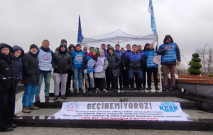 Beykoz Belediyesi’nde memurları kapsayan toplu iş sözleşmesinin 9 aydır imzalanmaması nedeniyle sendika üyeleri kar, karşı, yağmur demeden eylemine devam ediyor.