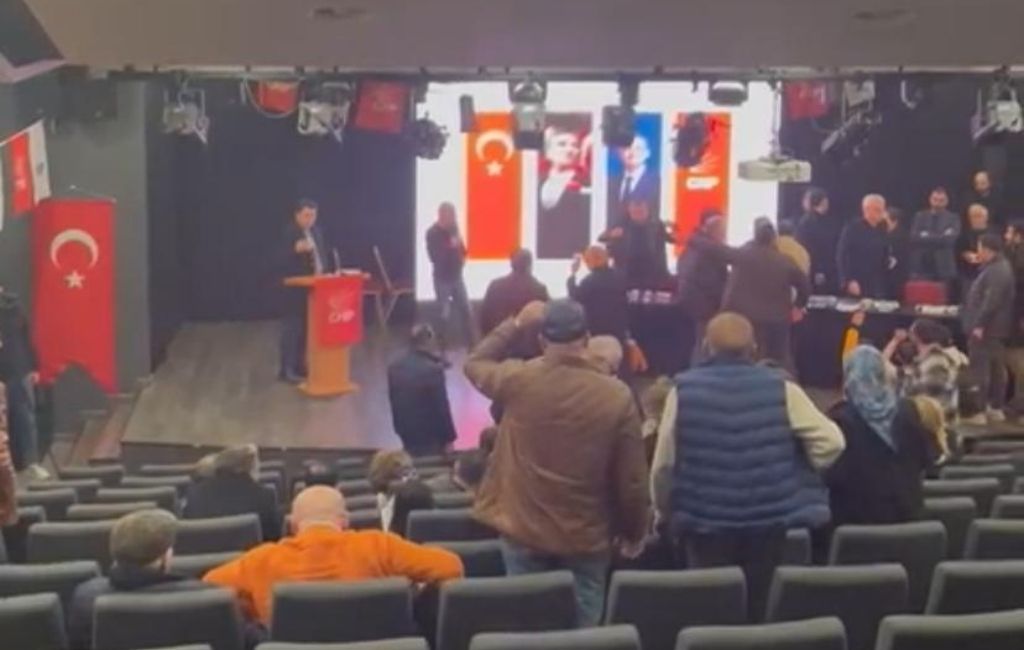 CHP Beykoz'da gergin toplantı! Salonu terk etti