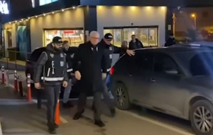 Beykoz Belediye Başkanı Alaattin Köseler, ihaleye fesat karıştırma suçundan gözaltına alınmasının ardından sağlık kontrolü için hastaneye getirildi.