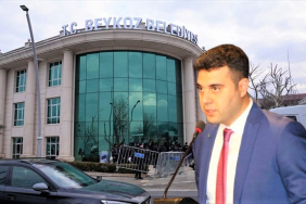 Beykoz'a transfer olan Tuncay Özkan’ın eski şoförü de tutuklandı! İzmir’den 4 ay önce Sosyal Yardım İşleri Müdürü olarak atanan, CHP İzmir Milletvekili Tuncay Özkan’ın eski şoförü Orkun Kalonya da 'ihaleye fesat karıştırma' soruşturması kapsamında tutuklandı. Beykoz Belediyesi’ne yönelik "ihaleye fesat karıştırma" ile "suç işlemek amacıyla örgüt kurma, üyelik ve yardım" suçlarından başlatılan soruşturma kapsamında, Belediye Başkanı Alaattin Köseler ve 22 kişi gözaltına alındı. Savcılık incelemeleri sonucunda, Köseler ile birlikte 4 ay önce atadığı Sosyal Yardım İşleri Müdürü Orkun Kalonya dâhil 13 kişi tutuklandı. TUNCAY ÖZKAN’IN ŞOFÖRÜ OLARAK TANINIYOR Kılıçdaroğlu döneminde CHP Genel Başkan Yardımcısı Tuncay Özkan’ın şoförü olarak bilinen Orkun Kalonya, yaklaşık bir yıl içinde önce istisnai kadrodan önce Buca Belediyesi Özel Kalem Müdürü, kısa süre sonra ise Çeşme Belediyesi Başkan Yardımcısı olarak atanmıştı. Kolonya, Kasım 2024’de Alaattin Köseler’in oluruyla İzmir’den Beykoz Belediyesi’ne Sosyal Yardım İşleri Müdürü olarak transfer oldu. GELİŞİ TESADÜF MÜ YOKSA PLANLI BİR HAMLE Mİ? İzmir’den Beykoz’a atandıktan sadece 4 ay sonra yolsuzluk soruşturmasıyla tutuklanan Orkun Kalonya, akıllarda soru işareti bıraktı. CHP İzmir Milletvekili Tuncay Özkan’ın eski şoförü olan Kalonya, bu kadar kısa sürede milyonlarca liralık vurgun iddialarına karışması, gelişinin tesadüf mü yoksa planlı bir hamle mi olduğunu gündeme getirdi. TELEFONUNDAN SADECE 3 FOTOĞRAF ÇIKTI Tutuklu bulunan Beykoz Belediyesi Sosyal Yardım İşleri Müdürü Orkun Kalonya'nın cep telefonunda yapılan incelemede, telefon hafızasında sadece 3 adet fotoğraf olduğu, gizli, son silinenler başlıklı albümlerde bir fotoğraf olmadığı belirlendi. GÖZALTINA ALINMASINI ZATEN BEKLİYORLARMIŞ Kalonya'nın Whatsapp uygulaması üzerinde ise 'Selen' adı ile kayıtlı cep numarasına 27 Şubat sabah 05.46'da "Günaydın aşkım", "Alaattin başkan gözaltına alınmış belediyeye geçiyorum" şeklinde mesaj attığı, Selen'in ise, "Günaydın. Ehh bekleniyordu" şeklinde cevap verdiği saptandı. Beykoz'a transfer olan Tuncay Özkan’ın eski şoförü de tutuklandı! (1)