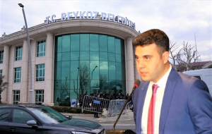 Beykoz'a transfer olan Tuncay Özkan’ın eski şoförü de tutuklandı! İzmir’den 4 ay önce Sosyal Yardım İşleri Müdürü olarak atanan, CHP İzmir Milletvekili Tuncay Özkan’ın eski şoförü Orkun Kalonya da 'ihaleye fesat karıştırma' soruşturması kapsamında tutuklandı. Beykoz Belediyesi’ne yönelik "ihaleye fesat karıştırma" ile "suç işlemek amacıyla örgüt kurma, üyelik ve yardım" suçlarından başlatılan soruşturma kapsamında, Belediye Başkanı Alaattin Köseler ve 22 kişi gözaltına alındı. Savcılık incelemeleri sonucunda, Köseler ile birlikte 4 ay önce atadığı Sosyal Yardım İşleri Müdürü Orkun Kalonya dâhil 13 kişi tutuklandı. TUNCAY ÖZKAN’IN ŞOFÖRÜ OLARAK TANINIYOR Kılıçdaroğlu döneminde CHP Genel Başkan Yardımcısı Tuncay Özkan’ın şoförü olarak bilinen Orkun Kalonya, yaklaşık bir yıl içinde önce istisnai kadrodan önce Buca Belediyesi Özel Kalem Müdürü, kısa süre sonra ise Çeşme Belediyesi Başkan Yardımcısı olarak atanmıştı. Kolonya, Kasım 2024’de Alaattin Köseler’in oluruyla İzmir’den Beykoz Belediyesi’ne Sosyal Yardım İşleri Müdürü olarak transfer oldu. GELİŞİ TESADÜF MÜ YOKSA PLANLI BİR HAMLE Mİ? İzmir’den Beykoz’a atandıktan sadece 4 ay sonra yolsuzluk soruşturmasıyla tutuklanan Orkun Kalonya, akıllarda soru işareti bıraktı. CHP İzmir Milletvekili Tuncay Özkan’ın eski şoförü olan Kalonya, bu kadar kısa sürede milyonlarca liralık vurgun iddialarına karışması, gelişinin tesadüf mü yoksa planlı bir hamle mi olduğunu gündeme getirdi. TELEFONUNDAN SADECE 3 FOTOĞRAF ÇIKTI Tutuklu bulunan Beykoz Belediyesi Sosyal Yardım İşleri Müdürü Orkun Kalonya'nın cep telefonunda yapılan incelemede, telefon hafızasında sadece 3 adet fotoğraf olduğu, gizli, son silinenler başlıklı albümlerde bir fotoğraf olmadığı belirlendi. GÖZALTINA ALINMASINI ZATEN BEKLİYORLARMIŞ Kalonya'nın Whatsapp uygulaması üzerinde ise 'Selen' adı ile kayıtlı cep numarasına 27 Şubat sabah 05.46'da "Günaydın aşkım", "Alaattin başkan gözaltına alınmış belediyeye geçiyorum" şeklinde mesaj attığı, Selen'in ise, "Günaydın. Ehh bekleniyordu" şeklinde cevap verdiği saptandı. Beykoz'a transfer olan Tuncay Özkan’ın eski şoförü de tutuklandı! (1)