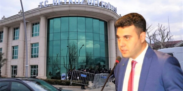 Beykoz'a transfer olan Tuncay Özkan’ın eski şoförü de tutuklandı! İzmir’den 4 ay önce Sosyal Yardım İşleri Müdürü olarak atanan, CHP İzmir Milletvekili Tuncay Özkan’ın eski şoförü Orkun Kalonya da 'ihaleye fesat karıştırma' soruşturması kapsamında tutuklandı. Beykoz Belediyesi’ne yönelik "ihaleye fesat karıştırma" ile "suç işlemek amacıyla örgüt kurma, üyelik ve yardım" suçlarından başlatılan soruşturma kapsamında, Belediye Başkanı Alaattin Köseler ve 22 kişi gözaltına alındı. Savcılık incelemeleri sonucunda, Köseler ile birlikte 4 ay önce atadığı Sosyal Yardım İşleri Müdürü Orkun Kalonya dâhil 13 kişi tutuklandı. TUNCAY ÖZKAN’IN ŞOFÖRÜ OLARAK TANINIYOR Kılıçdaroğlu döneminde CHP Genel Başkan Yardımcısı Tuncay Özkan’ın şoförü olarak bilinen Orkun Kalonya, yaklaşık bir yıl içinde önce istisnai kadrodan önce Buca Belediyesi Özel Kalem Müdürü, kısa süre sonra ise Çeşme Belediyesi Başkan Yardımcısı olarak atanmıştı. Kolonya, Kasım 2024’de Alaattin Köseler’in oluruyla İzmir’den Beykoz Belediyesi’ne Sosyal Yardım İşleri Müdürü olarak transfer oldu. GELİŞİ TESADÜF MÜ YOKSA PLANLI BİR HAMLE Mİ? İzmir’den Beykoz’a atandıktan sadece 4 ay sonra yolsuzluk soruşturmasıyla tutuklanan Orkun Kalonya, akıllarda soru işareti bıraktı. CHP İzmir Milletvekili Tuncay Özkan’ın eski şoförü olan Kalonya, bu kadar kısa sürede milyonlarca liralık vurgun iddialarına karışması, gelişinin tesadüf mü yoksa planlı bir hamle mi olduğunu gündeme getirdi. TELEFONUNDAN SADECE 3 FOTOĞRAF ÇIKTI Tutuklu bulunan Beykoz Belediyesi Sosyal Yardım İşleri Müdürü Orkun Kalonya'nın cep telefonunda yapılan incelemede, telefon hafızasında sadece 3 adet fotoğraf olduğu, gizli, son silinenler başlıklı albümlerde bir fotoğraf olmadığı belirlendi. GÖZALTINA ALINMASINI ZATEN BEKLİYORLARMIŞ Kalonya'nın Whatsapp uygulaması üzerinde ise 'Selen' adı ile kayıtlı cep numarasına 27 Şubat sabah 05.46'da "Günaydın aşkım", "Alaattin başkan gözaltına alınmış belediyeye geçiyorum" şeklinde mesaj attığı, Selen'in ise, "Günaydın. Ehh bekleniyordu" şeklinde cevap verdiği saptandı. Beykoz'a transfer olan Tuncay Özkan’ın eski şoförü de tutuklandı! (1)