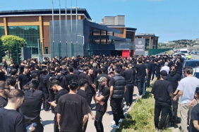 Türkiye Futbol Federasyonu'nun 3. Lig için getirdiği yaş sınırlamasına karşı futbolcular, Riva'da protesto düzenledi. (2)