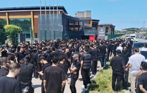 Türkiye Futbol Federasyonu'nun 3. Lig için getirdiği yaş sınırlamasına karşı futbolcular, Riva'da protesto düzenledi. (2)