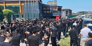 Türkiye Futbol Federasyonu'nun 3. Lig için getirdiği yaş sınırlamasına karşı futbolcular, Riva'da protesto düzenledi. (2)