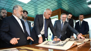 bakan-ersoy-beykozda-66-sanatkarin-kutsal-eserini-inceledi.