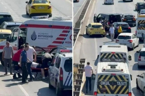 Beykoz Kavacık’ta seyir halindeyken fenalaşan sürücü, otomobilinin içinde kilitli kaldı. Durumu fark eden diğer sürücüler, fenalaşan kişiye yardım etmeye çalıştı.