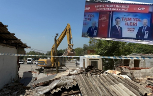 İBB Beykoz’da 25 yıllık dükkânları yıktı! CHP bürosu kaldı