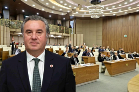 Beykoz Belediye Meclisi’nde uzun süredir sessizliğini koruyan CHP’li Taner Aksu, meclis kürsüsünden dikkat çeken açıklamalarda bulundu. Verdiği sözleri tutamadığını belirten Aksu, “Bu anlayışla de