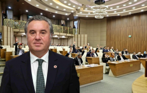 Beykoz Belediye Meclisi’nde uzun süredir sessizliğini koruyan CHP’li Taner Aksu, meclis kürsüsünden dikkat çeken açıklamalarda bulundu. Verdiği sözleri tutamadığını belirten Aksu, “Bu anlayışla de