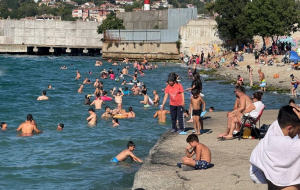 Beykozlular sıcak havada denize akın etti