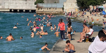 Beykozlular sıcak havada denize akın etti