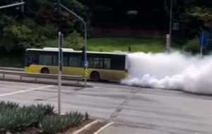 Beykoz’da İETT otobüsü duman saçarak ilerledi!