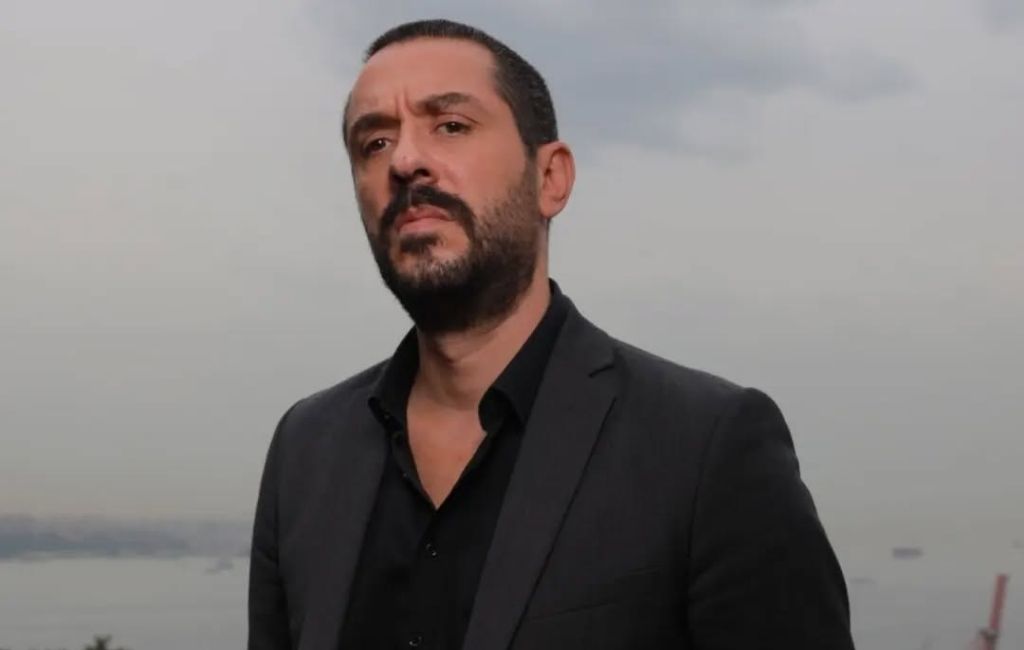 Can Borcu’nun ikinci sezonu Beykoz’da start aldı ATV’nin “Can Borcu” dizisinin ikinci sezon çekimleri Beykoz Kundura Fabrikası’nda başlıyor. NTC Medya’nın yapımcılığını Mehmet Yiğit Alp’in üstlendiği “Can Borcu” dizisi, ikinci sezon hazırlıklarına hız verdi. Oyuncular, bugün Beykoz Kundura Fabrikası’nda yeni sezon okuma provası ile bir araya gelecek. Bülent İnal, Ebru Özkan ve Mine Tugay’ı buluşturan dizinin kadrosuna başarılı oyuncular da katıldı. “POLİS OĞUZ” ROLÜNE HAYAT VERECEK Diziye yeni hikâyede Emir Benderlioğlu, “Deha” dizisinde izleyici karşısına çıkan Emir Benderlioğlu, dizide “Polis Oğuz” karakterine hayat verecek. FİZYOTERAPİST ILGIN’I OYNAYACAK Serra Pirinç ise dizide fizyoterapist Ilgın rolüne hayat verecek. Sürpriz bir karakter olan Ilgın’ın Mine Tugay’ın canlandırdığı Emel’in planlarına hizmet edeceği konuşuluyor. Yönetmen koltuğunda ise bu sezon bir değişiklik var. Dizinin yeni yönetmeni Hülya Bilban olacak. URFALI SERMİNE KARAKTERİNE HAYAT VERECEK Usta oyuncu Seray Gözler DE “Can Borcu”yla el sıkıştı. Gözler, Urfalı Sermine karakterine hayat verecek. Geçmişinde büyük acılarla sınanmış olan, oldukça inatçı bir kişiliğe sahip olan Sermine, hikâyede sürpriz gelişmelerin yaşanmasına neden olacak. Can Borcu’nun ikinci sezonu Beykoz’da start aldı (2)