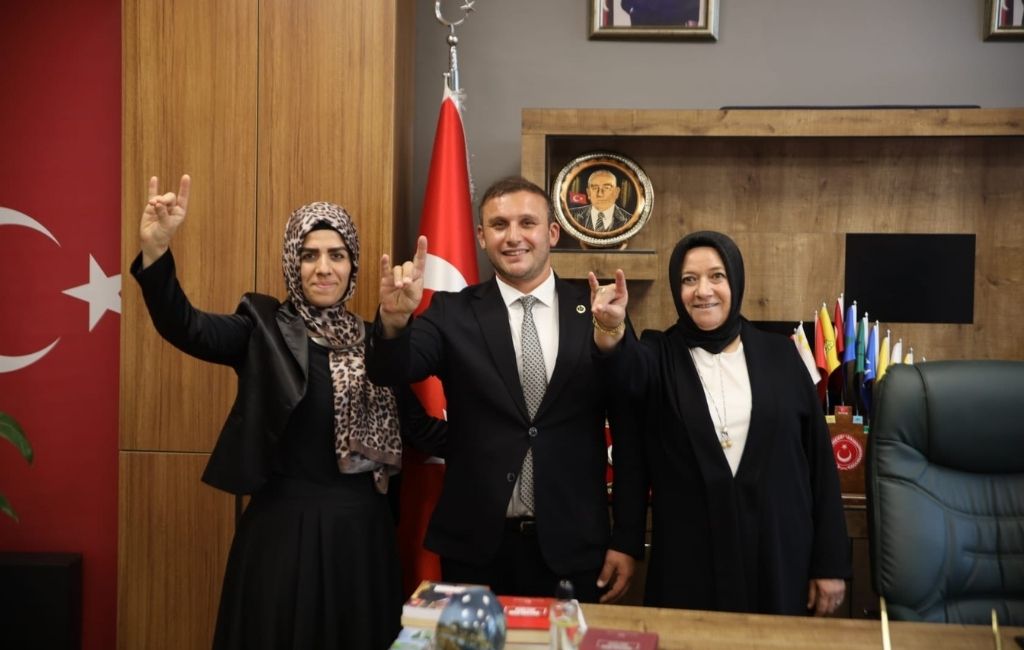 MHP Beykoz Kadın Kolları’nda bayrak değişimi