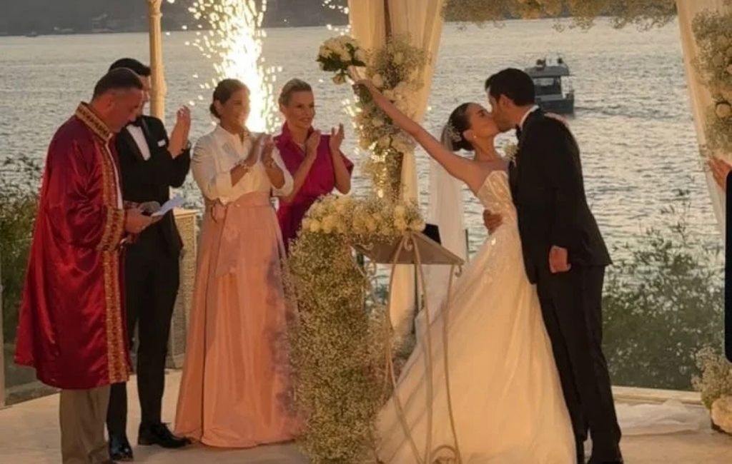 Ünlü oyuncu çocukluk aşkıyla Beykoz’da evlendi!