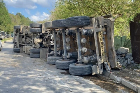 Beykoz’da taş yüklü kamyonu devrildi! 1 yaralı