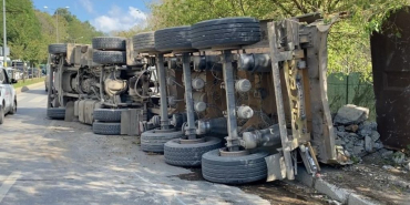 Beykoz’da taş yüklü kamyonu devrildi! 1 yaralı