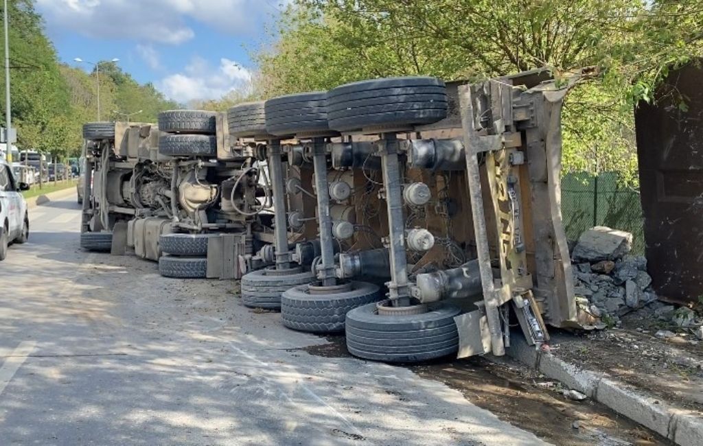 Beykoz’da taş yüklü kamyonu devrildi! 1 yaralı