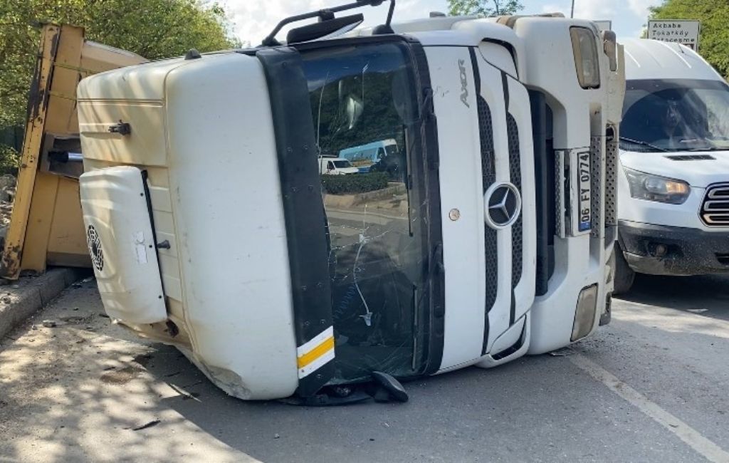 Beykoz’da taş yüklü kamyonu devrildi! 1 yaralı