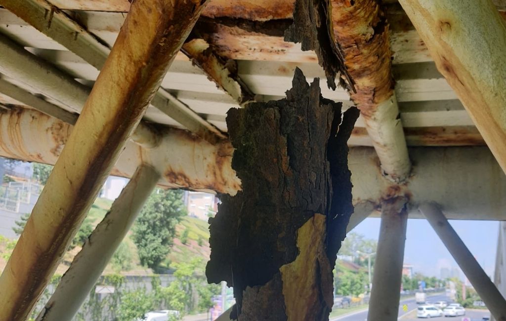 Beykoz Acrloft üst geçidi çürümeye terk edildi!