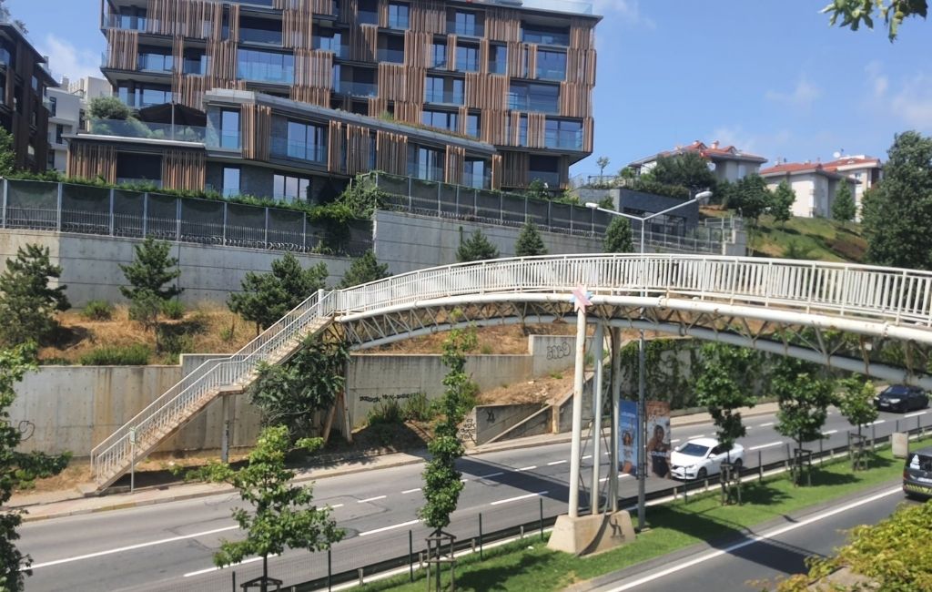 Beykoz Acrloft üst geçidi çürümeye terk edildi!