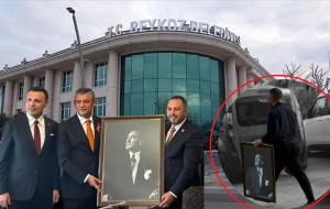 Beykoz Belediyesi’nden çalındığı iddia edilen portreyi hediye etti! (2)