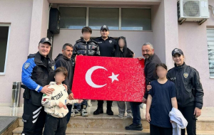 Beykoz'da çocuklar cam mozaiklerle Türk bayrağı yaptı (1)