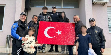 Beykoz'da çocuklar cam mozaiklerle Türk bayrağı yaptı (1)