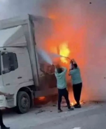 Beykoz'da kamyon alev alev yandı