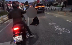 Beykoz’da motosikletli yaya geçidinde kadına çarptı!