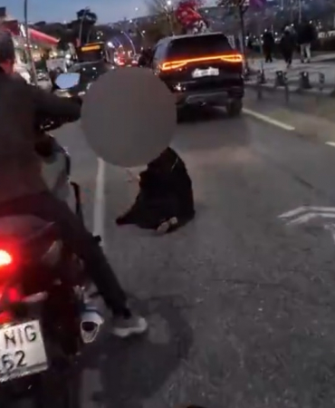 Beykoz’da motosikletli yaya geçidinde kadına çarptı!